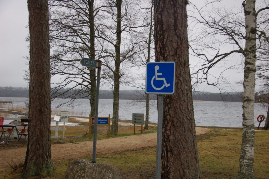 Bild som visar skyltning av handikapparkering. 