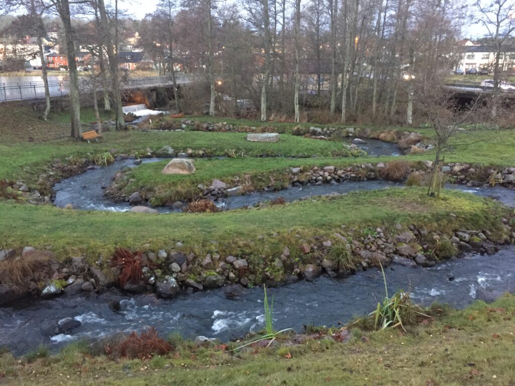 Bild som visar ett omlöp - en naturlik fiskväg.