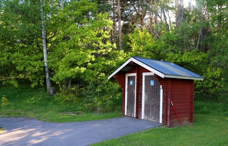 Bild på en tillgänglighetsanpassad toalett, sedd utifrån. Foto: Länsstyrelsen i Västmanlands län. 